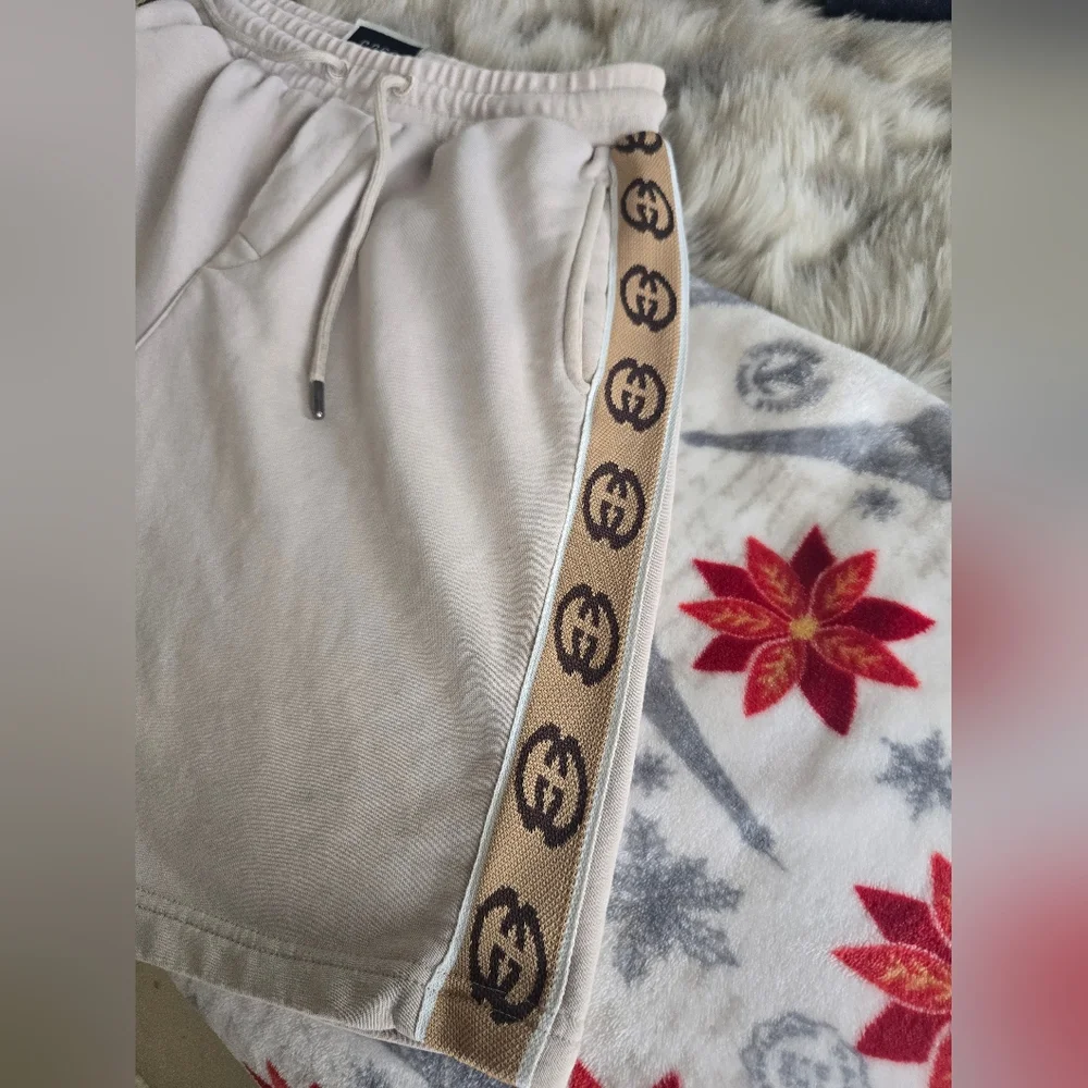 Gucci Side Double Globo Beige Shorts.